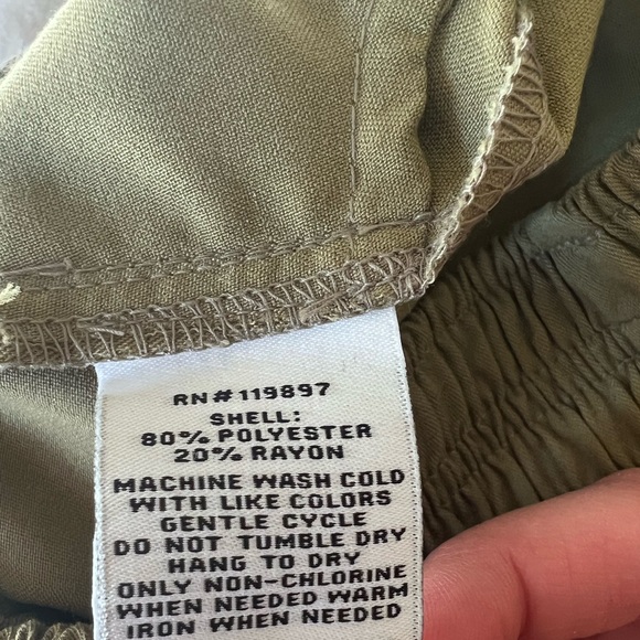 Lightweight pull-on cargo pants cut in a wide-leg - Picture 7 of 7